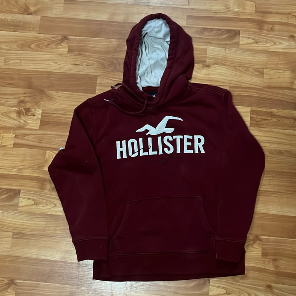 Men’s maroon Hollister hooded sweatshirt